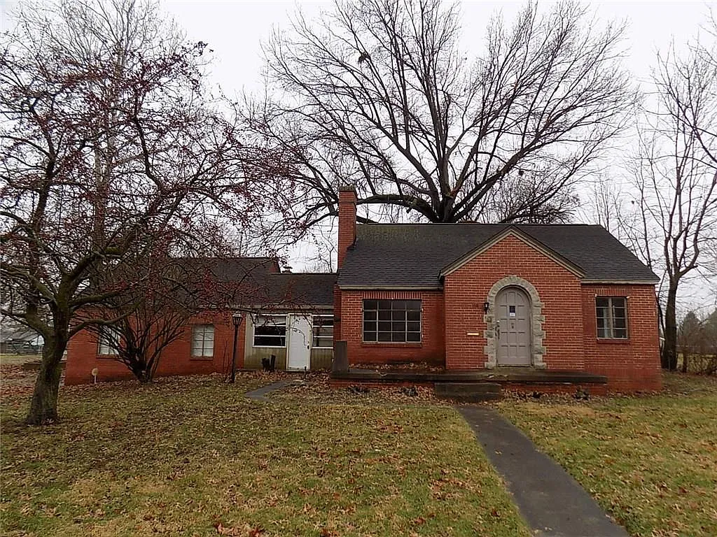 110 W Berry St photo 1