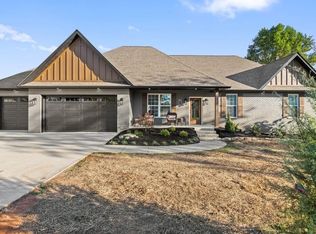 411 Peterson Ln, Maryville, TN 37803