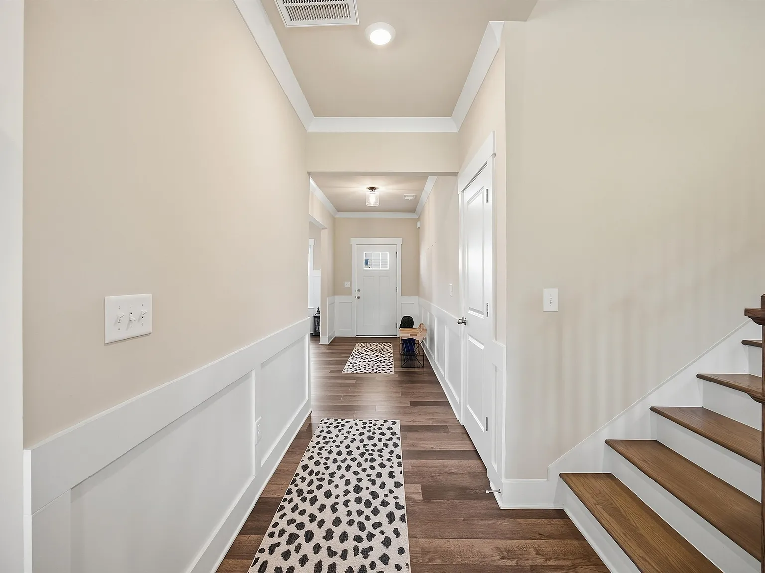 6 bed, 4.5 bath, 3905 sqft, $3,990 — Photo 4