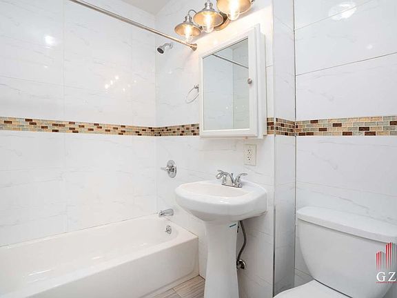 4th image of 1725 Lexington Ave #3