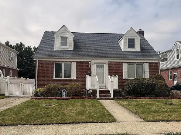 35 Rose Lane, New Hyde Park, NY 11040