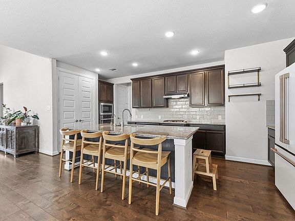 5th image of 2807 Acorn Way