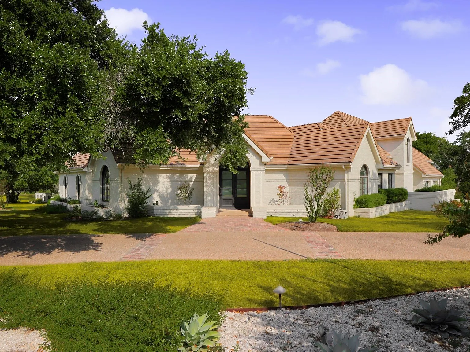 5 bed, 7.0 bath, 5800 sqft, $20,000 — Photo 2