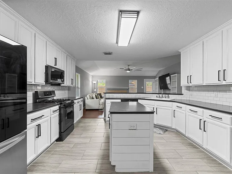 10819 Redwood Dr — Photo 12