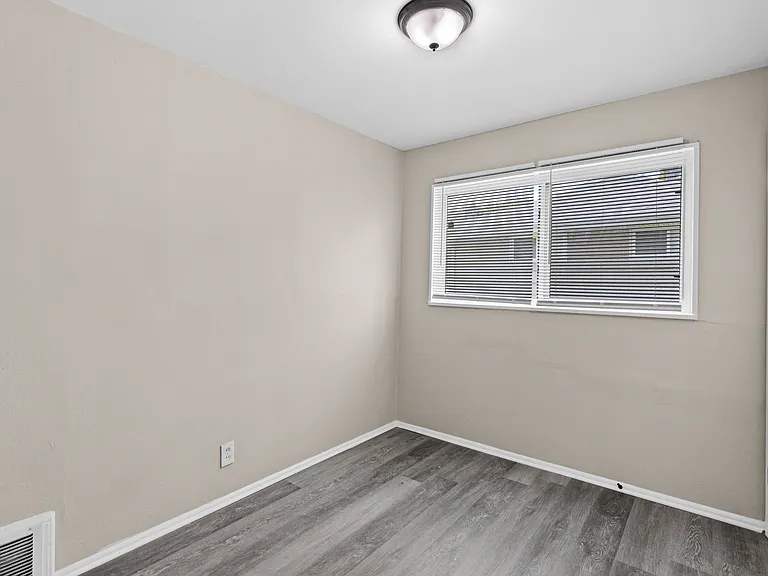 5677 Parchester Dr — Photo 9