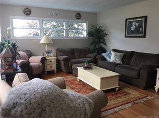 61 Boston Post Rd, Old Lyme, CT 06371