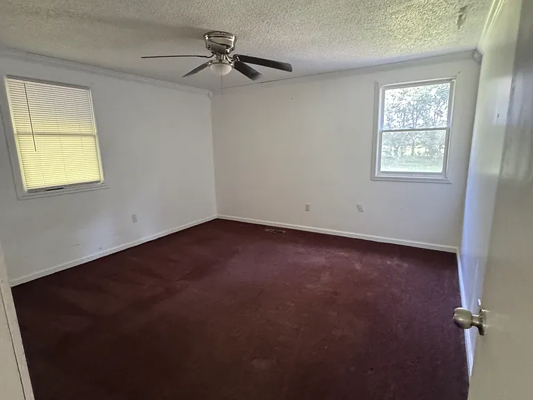 1084 Forbes Ln — Photo 6
