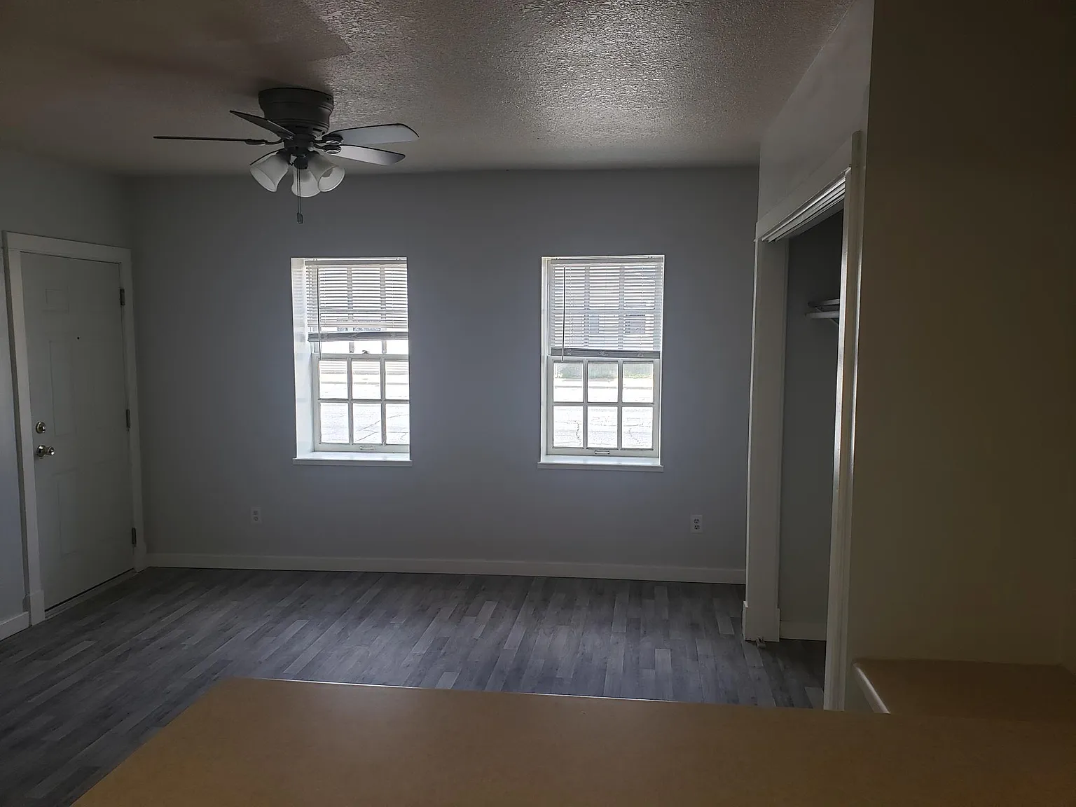 909 W 3rd St — Photo 2