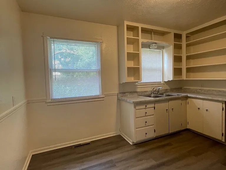 307 W McGee St — Photo 7