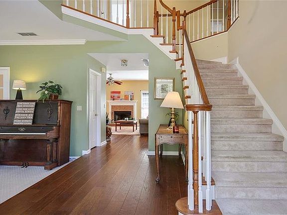 3rd image of 415 De Malle Ct