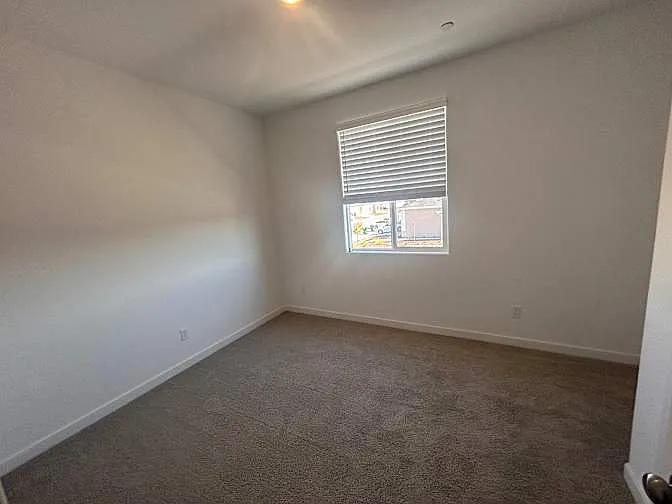 4 bed, 2103 sqft, $1,000 — Photo 3