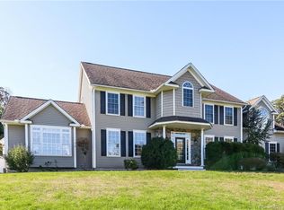2 Fawn Hollow Dr, Seymour, CT 06483