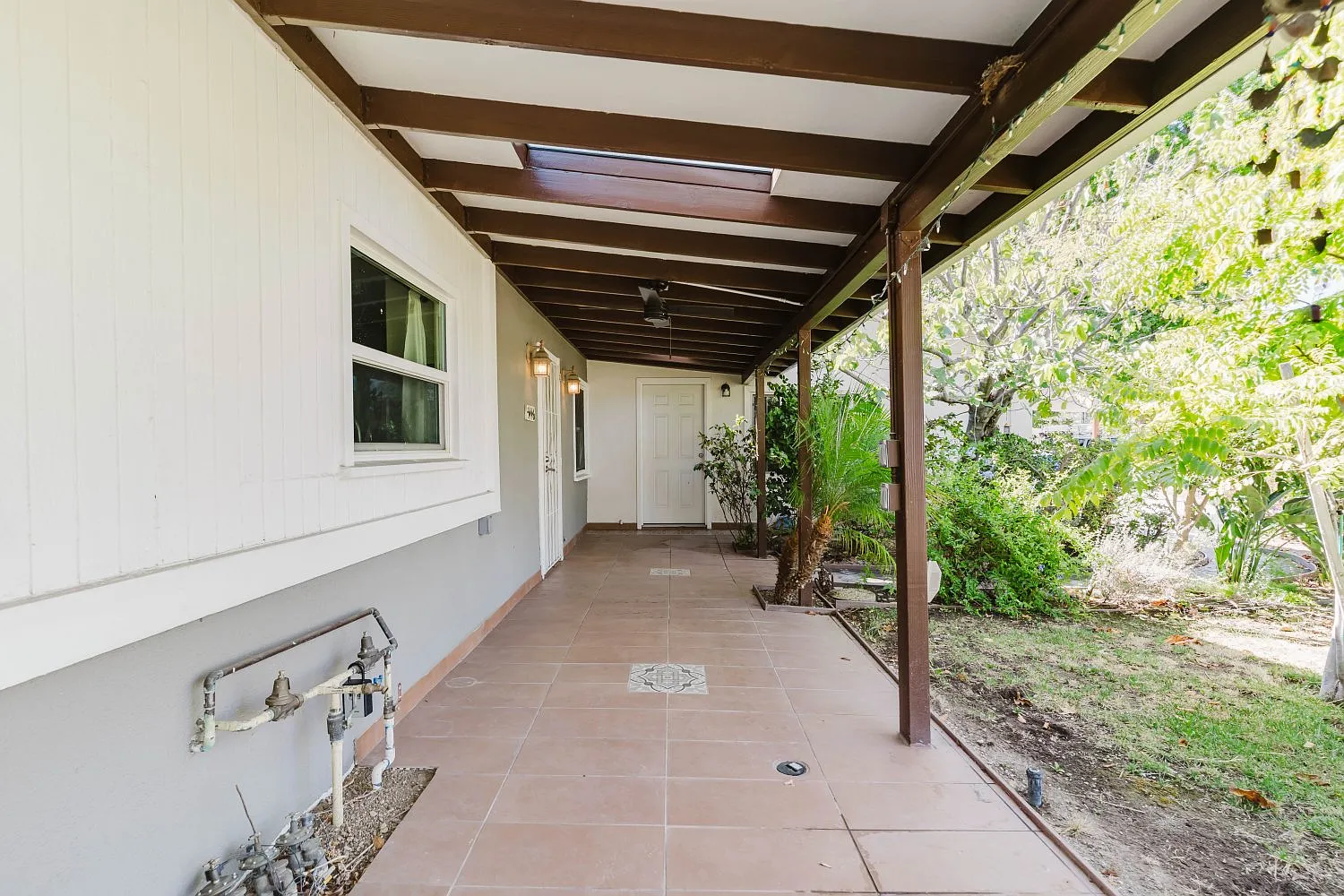 4 bed, 1976 sqft, $4,600 — Photo 2