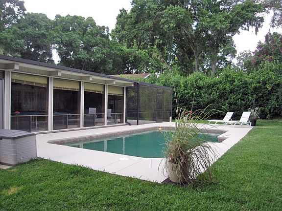2nd image of 832 Brookwood Dr