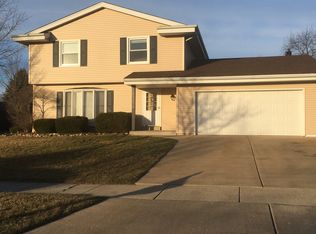 10018 S Hillview Ave, Oak Creek, WI 53154