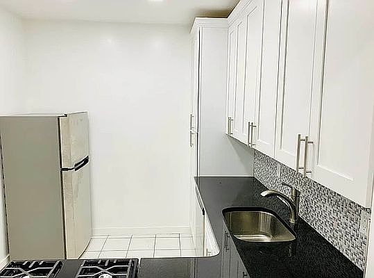 4th image of 111 Christopher St #1