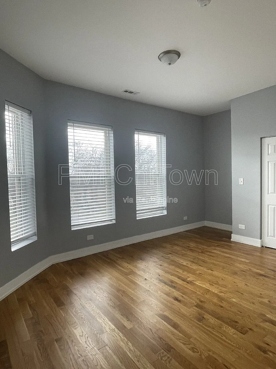 Building Photo - 4957 S Calumet Ave #2