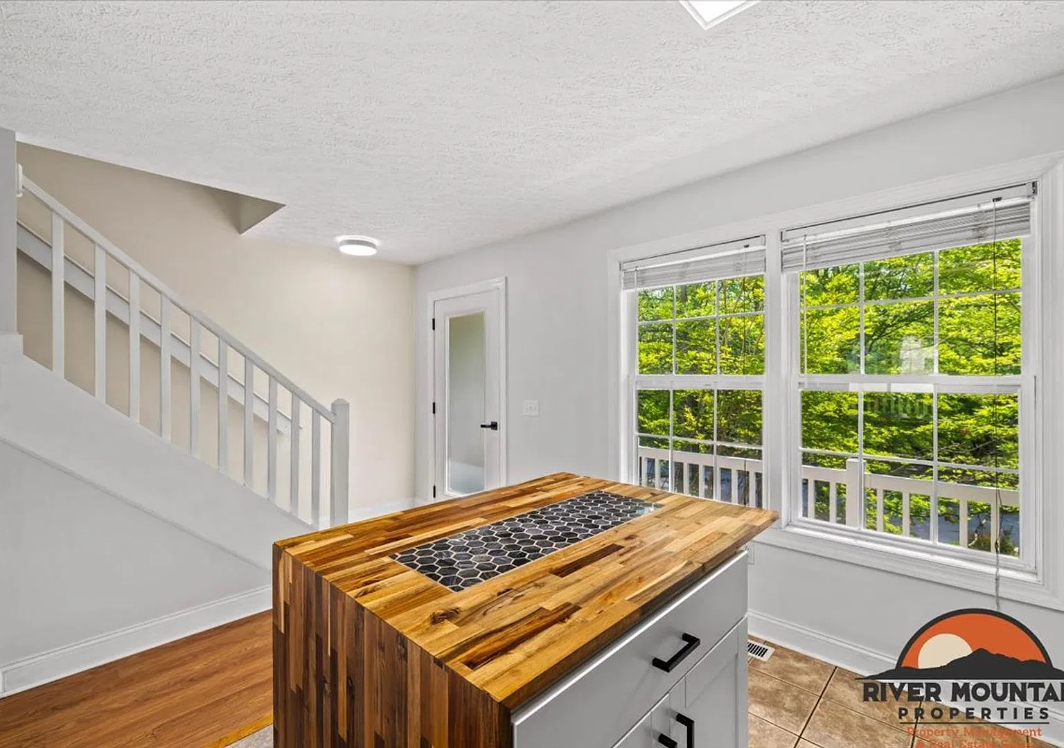 Modern Townhome in Oak Tree Community — Photo 4