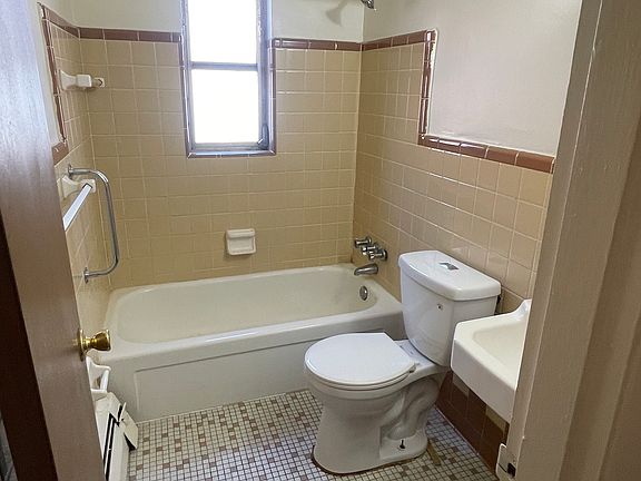 5th image of 2227 Westwood Northern Blvd APT B1