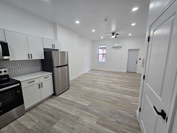 2nd image of 1521 Pine St APT 3R