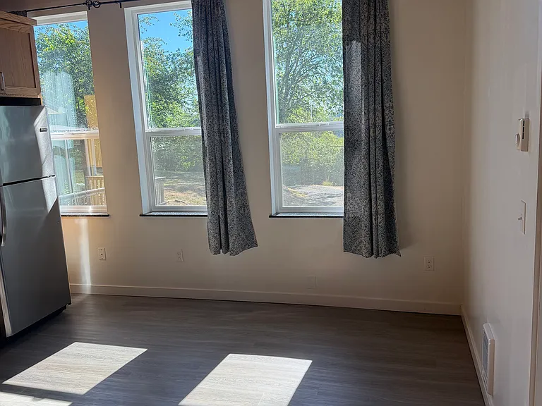 2402 Floral Hill Dr — Photo 3