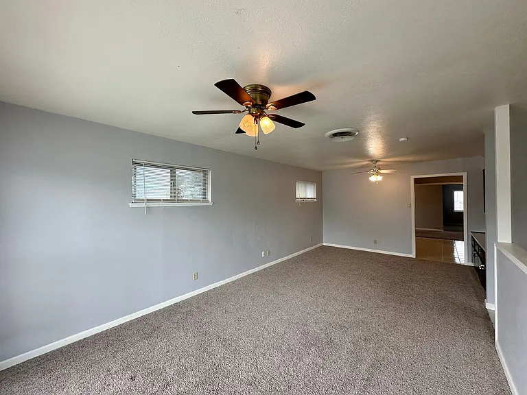 1801 Glendale Dr — Photo 3