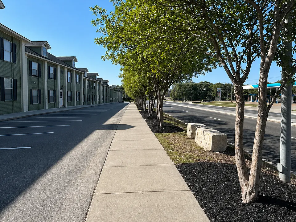Broadmoor Apartments