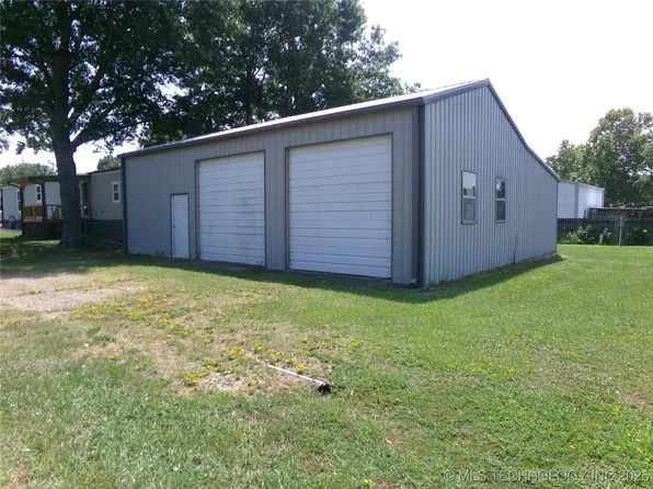 Lake Ln, Checotah, OK 74426