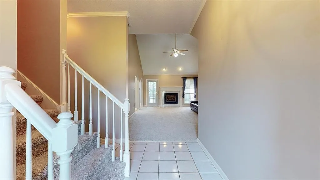 3 bed, 2.0 bath, 1710 sqft, $2,500 — Photo 2