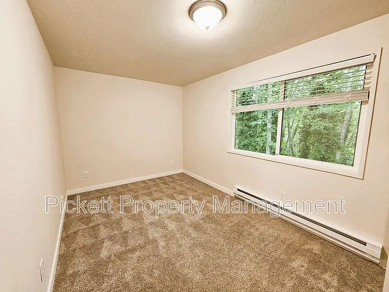354 NW Edvard St #G — Photo 14