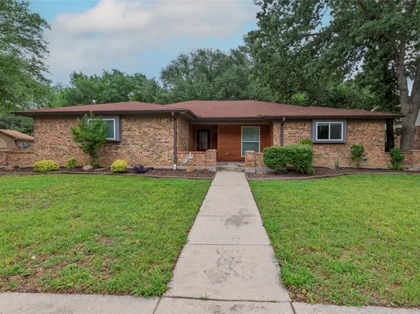 2601 Greenwood Ct, Bedford, TX 76021