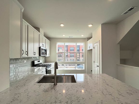 4th image of 1204 Lakepointe Dr