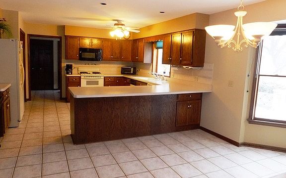 2nd image of 905 Auburn Ln