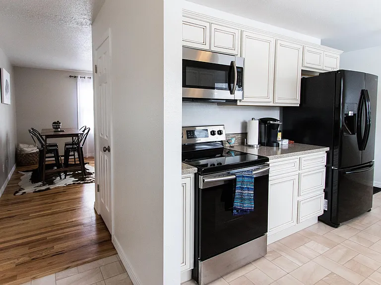 613 Killarney Dr — Photo 3