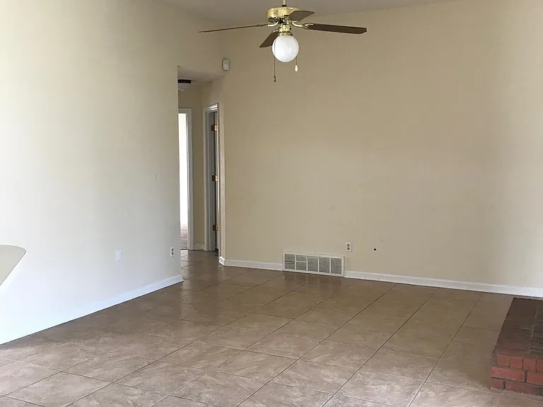 4558 Kings Grant Dr — Photo 6