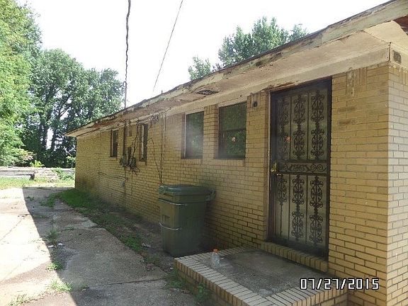 2nd image of 122 Eastman Ave