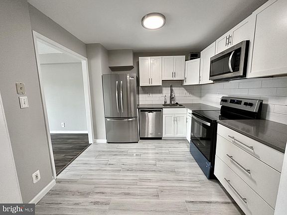 3rd image of 203 Yoakum Pkwy APT 1002