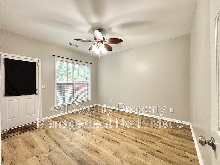 1033 Thornborough Dr — Photo 6