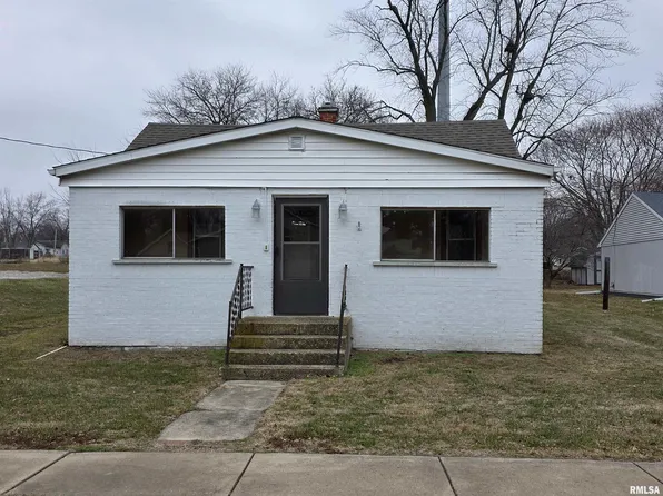 608 S Pine St, Delavan, IL 61734