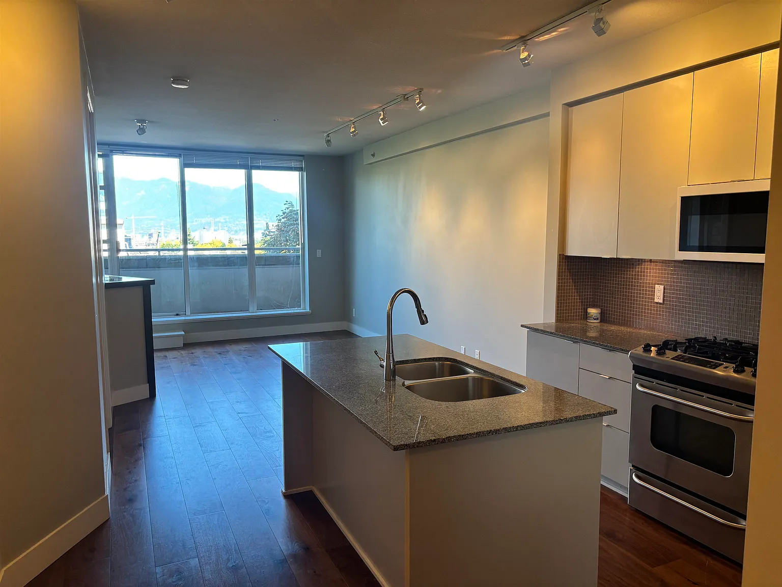 1 bed, 735 sqft, $2,500 — Photo 2