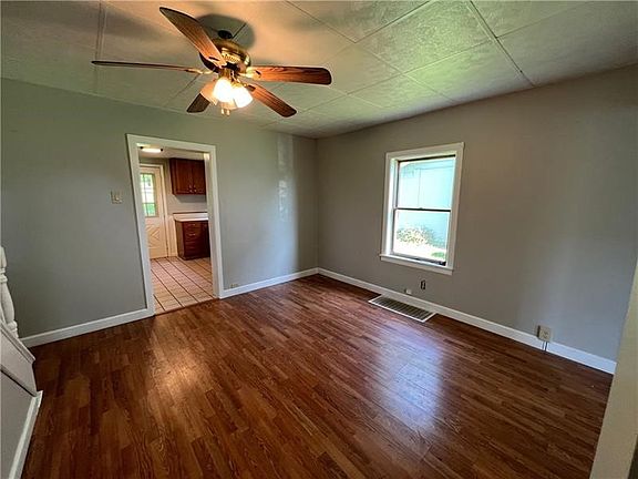 4th image of 832 Western St
