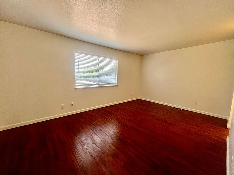 975 Owsley Ave — Photo 17