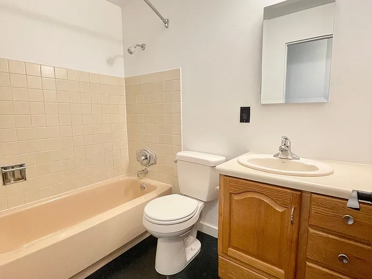 Escolier Apartments — Photo 10