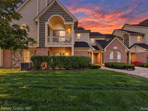 229 Brookwood Dr, South Lyon, MI 48178