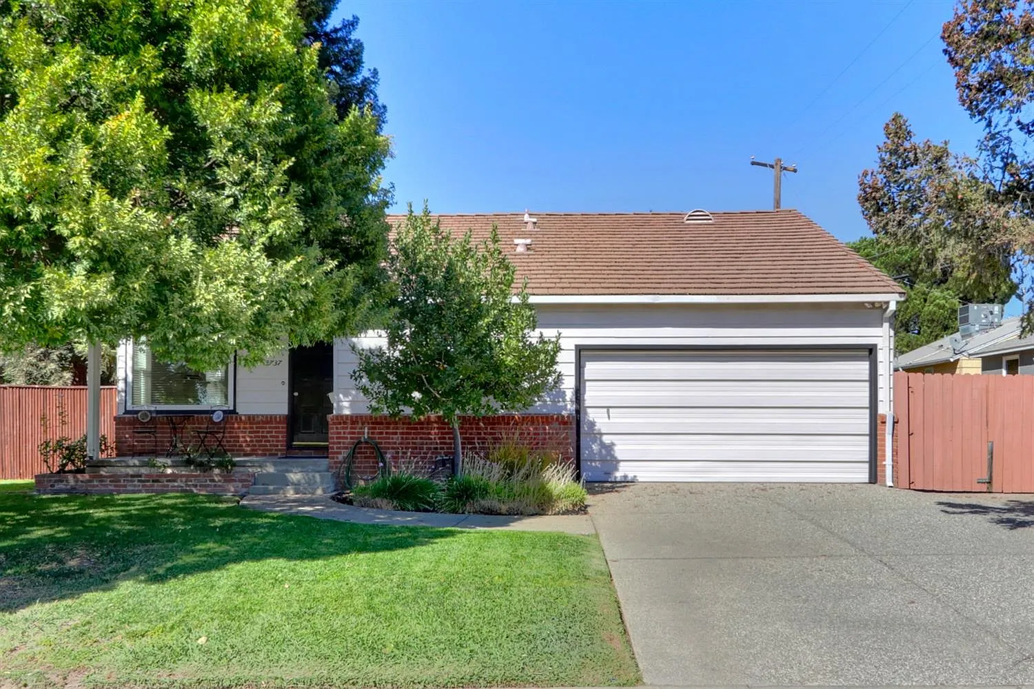 3737 Font St photo 1
