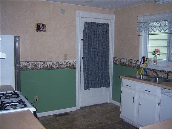 5th image of 82 E Main St