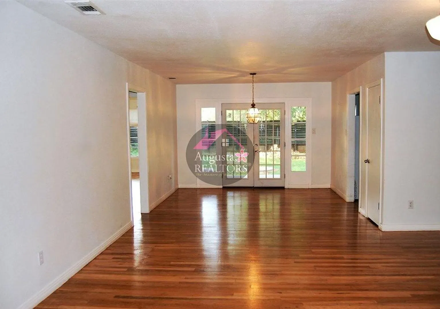 Charming and spacious home in the heart of Sweetwater! — Photo 3