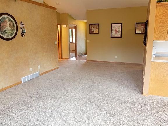 5th image of 685 Shelly Dr #1