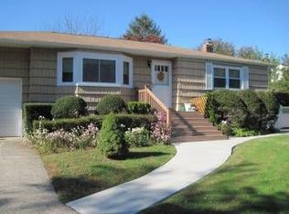 20 Sarah Dr, Hauppauge, NY 11788