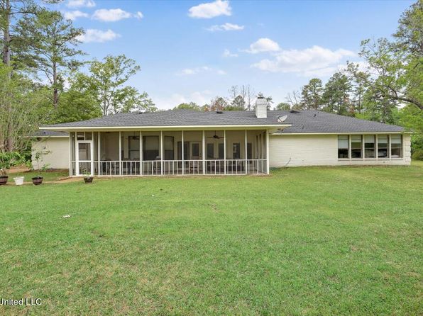 213 Springwood Dr, Terry, MS 39170